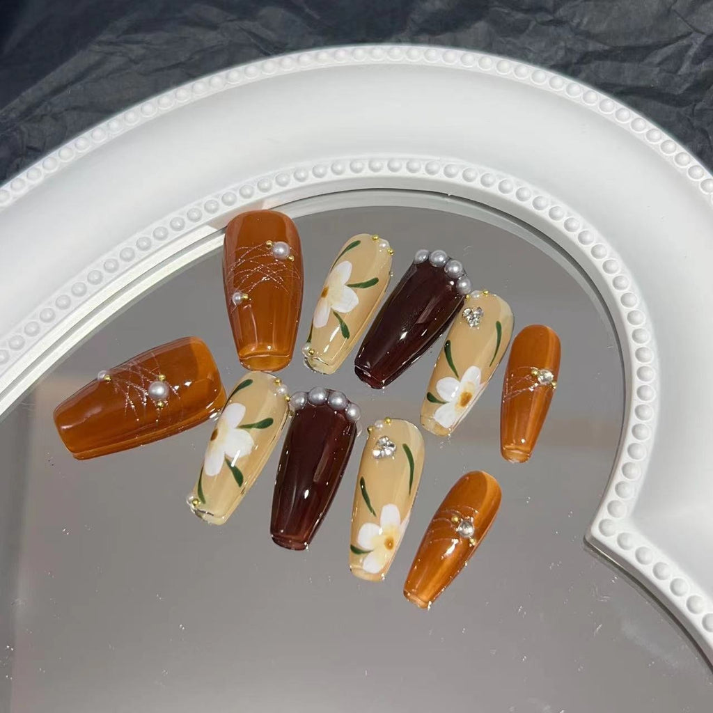 Manucure portable, manucure purement faite à la main, faux ongles finis, patch d'ongles, couleur caramel automne et hiver, camélia peint à la main, léger luxe