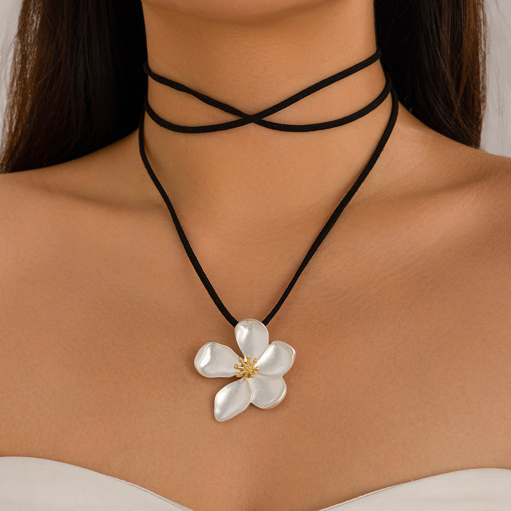 Fashion metal five petal flower pendant wrapped around neck chain, feminine necklace set