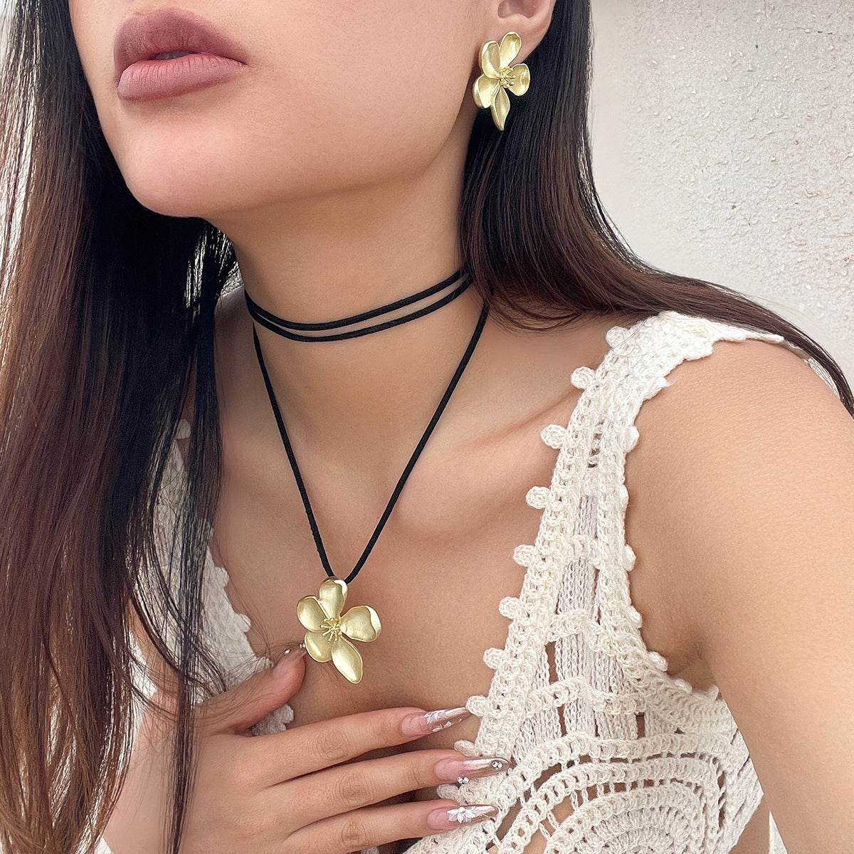 Fashion metal five petal flower pendant wrapped around neck chain, feminine necklace set