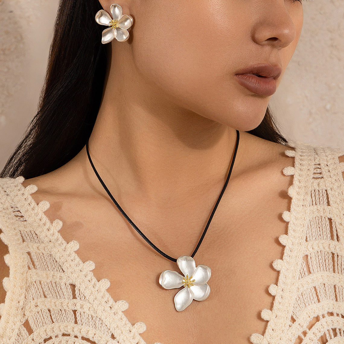 Fashion metal five petal flower pendant wrapped around neck chain, feminine necklace set