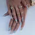 Ongles de ballet longs à motif ondulé doré, faux ongles givrés dorés, manucure mate style pop Ins, couleur contrastée à porter.